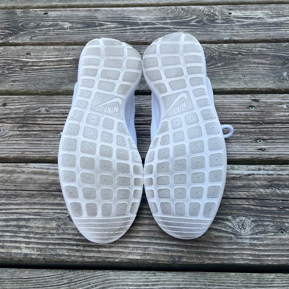 Running Shoes: White Nike Roshes Women's Sneakers - Picture 10 of 11
